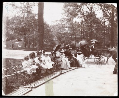 Zicht op vrouwen en kinderen zittend op banken in Central Park, New York, 1898 door Byron Company